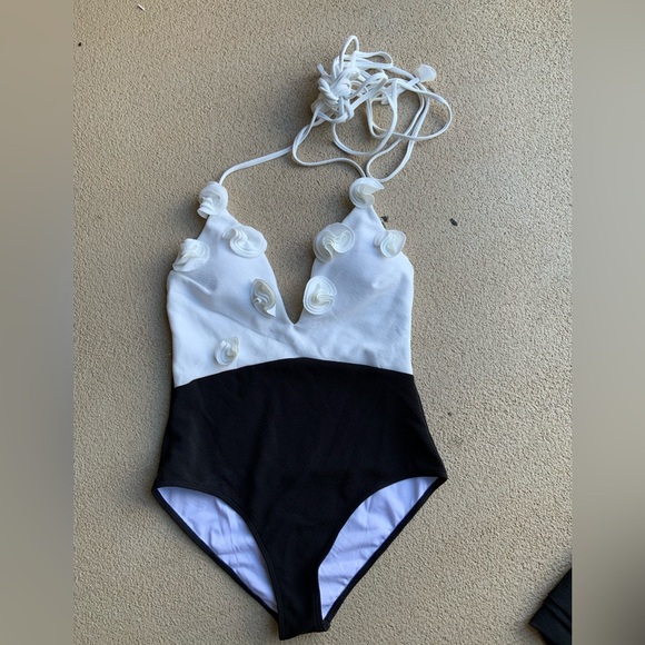 BRAND NEW Floral Appliqué Halter Black White One Piece Swimsuit Women’s SZ Large - Picture 15 of 15